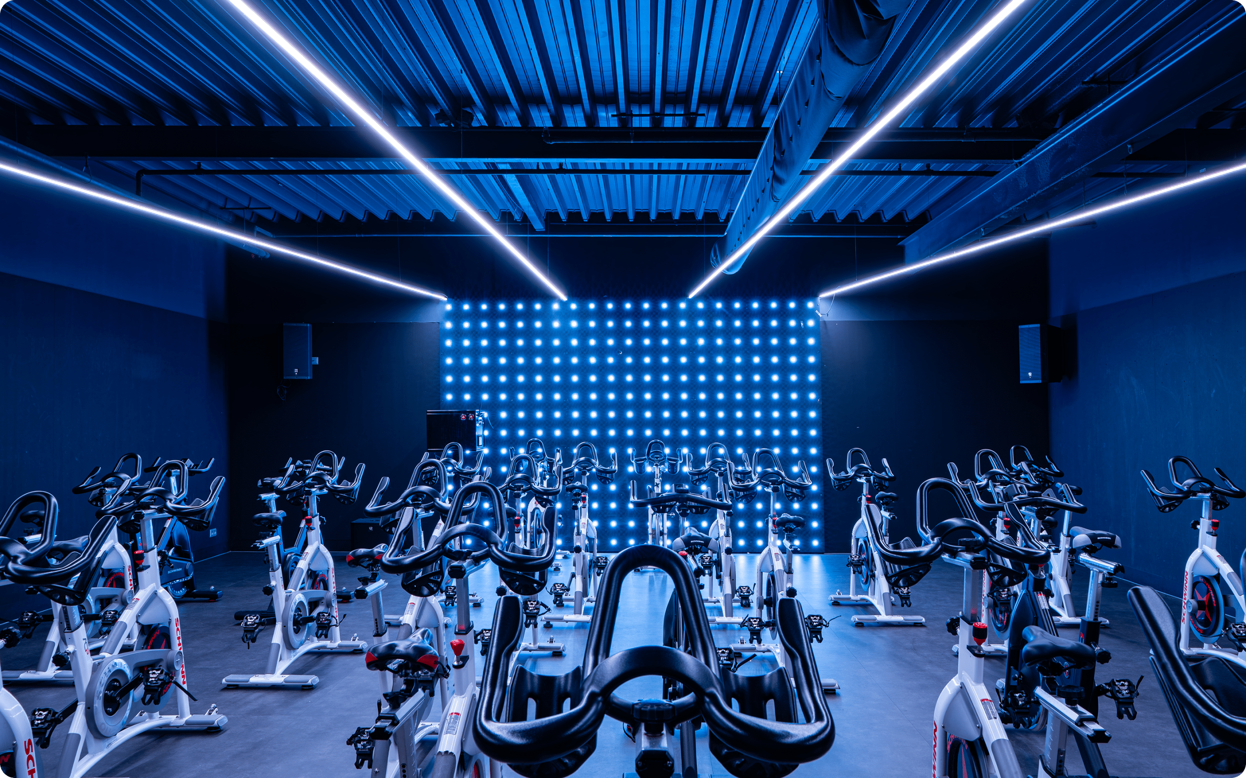 De Spinningzone van Healthclub Heijenoord bevat een modern lichtplan dat aansluit op de gyminrichting