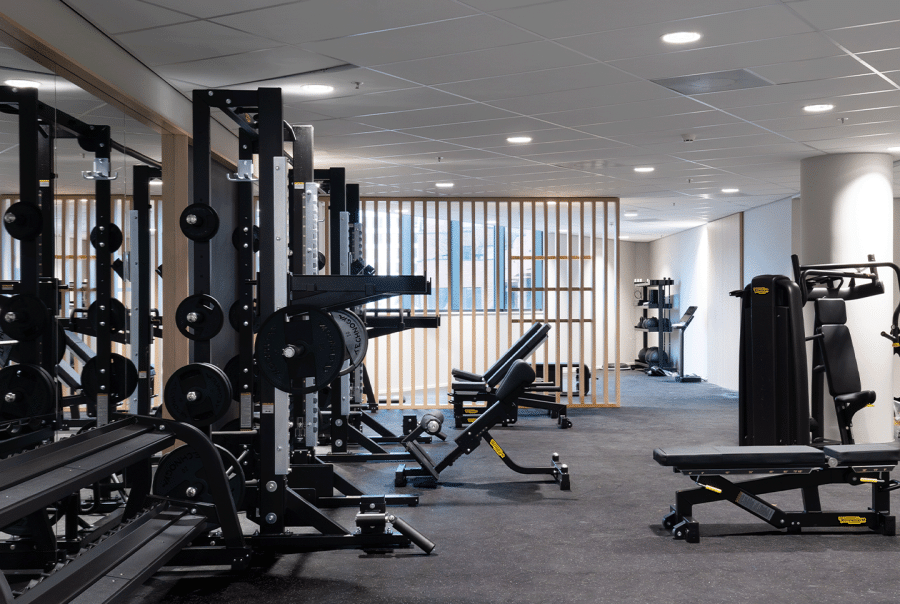 Bedrijfsfitnessruimte inrichten - We Build Gyms